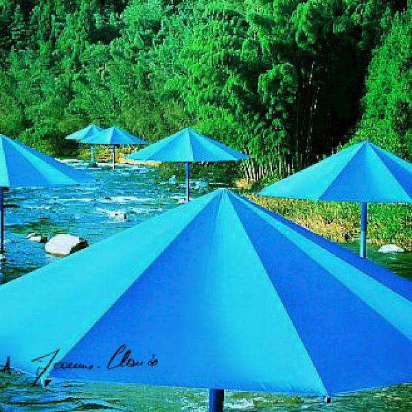 Christo + Jeanne-Claude, Umbrellas Blue Nr. XVI, 1991